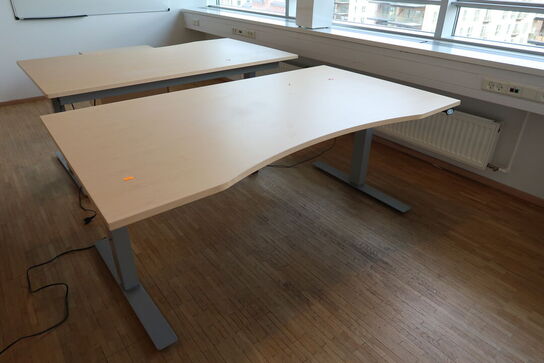 3 stk. el. hæve/sænke skrivebord EFG, reoler, skuffemodul samt whiteboards