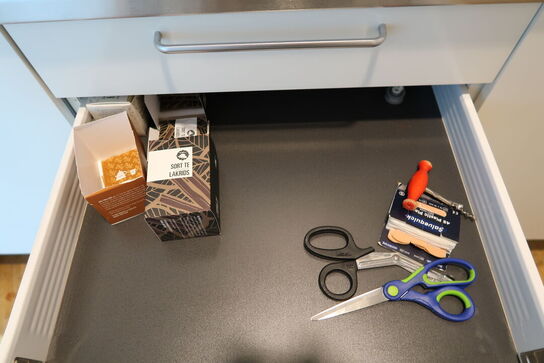 Mikrobølgeovn samt div. Køkkenservice