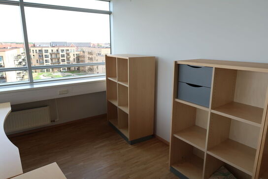 4 stk. el. hæve/sænke skrivebord EFG, skuffemoduler, reoler