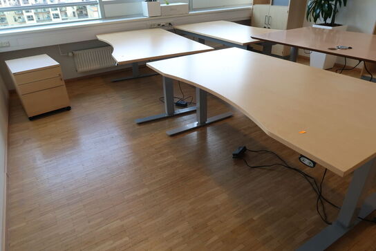 4 stk. el. hæve/sænke skrivebord EFG, reoler, skuffemoduler