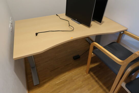 El. hæve/sænke skrivebord EFG samt 2 stk. stole