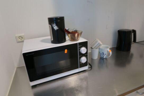 Mikrobølgeovn samt div. Køkkenservice