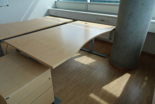 2 stk. el. hæve/sænke skrivebord EFG samt 2 stk. skuffemoduler og reol