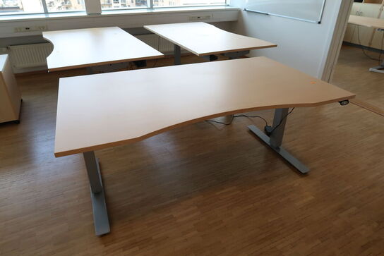 3 stk. el. hæve/sænke skrivebord EFG, reoler, skuffemodul samt whiteboards