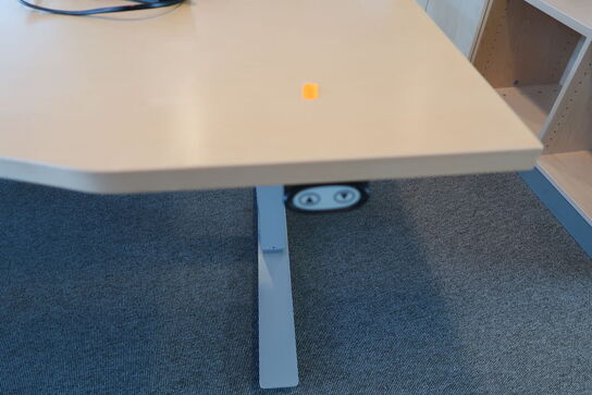 4 stk. el. hæve/sænke skrivebord EFG, reoler, skuffemoduler