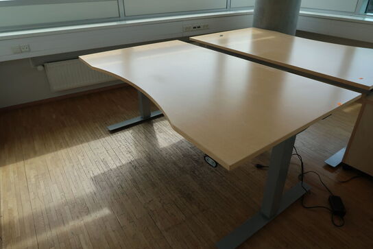 2 stk. el. hæve/sænke skrivebord EFG samt 2 stk. skuffemoduler og reol