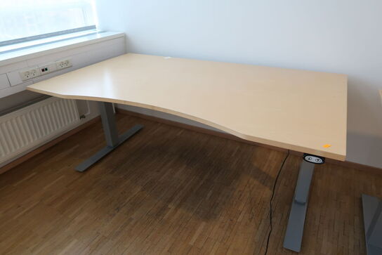 2 stk. el. hæve/sænke skriveborde EFG, KINNARPS, reoler, skuffemoduler