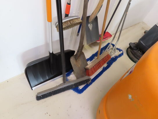 Diverse koste og skovle