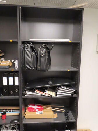 Reol unden indhold DENCON