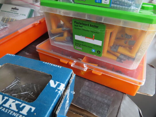 Reol med indhold (Se billeder)