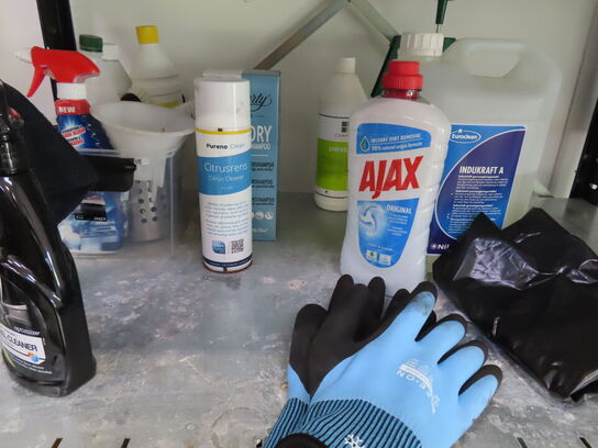 Stålreol med indhold 