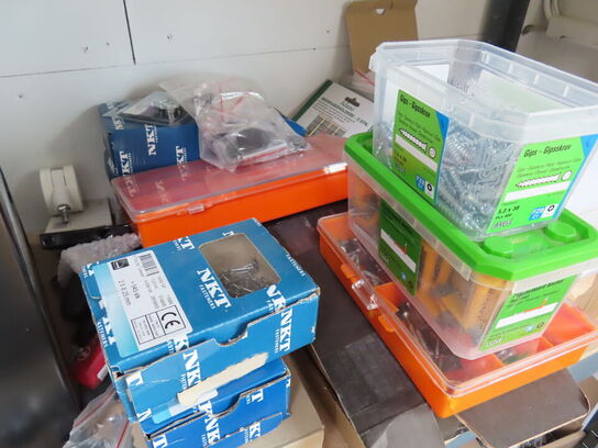 Reol med indhold (Se billeder)