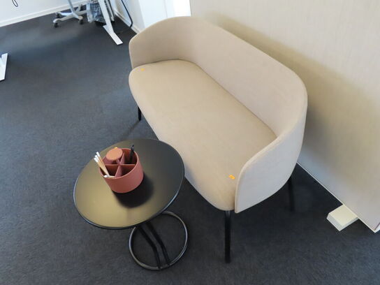 Longesofa og sidebord