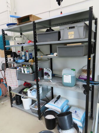 Stålreol med indhold 