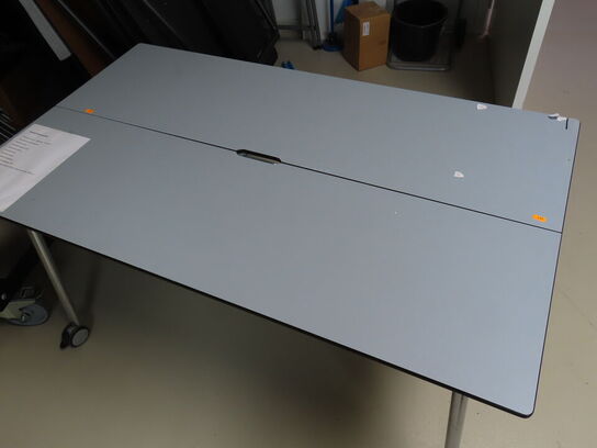 Foldbart bord på hjul