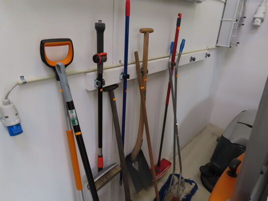 Diverse koste og skovle