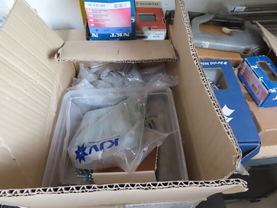 Reol med indhold (Se billeder)