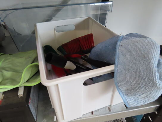 Stålreol med indhold 