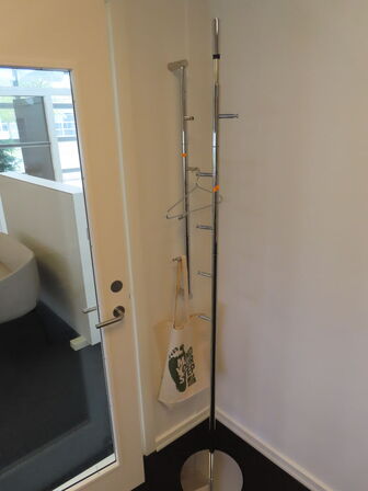 2 stk stumtjenere. Væghængt og på fod