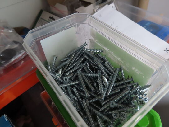 Reol med indhold (Se billeder)