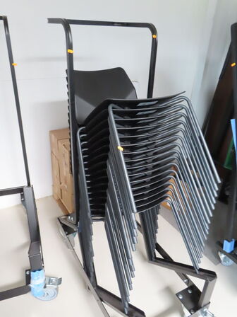 Stativ til stabelbare stole og 16 stabelbare stole FOUR DESIGN FOUR SURE 44