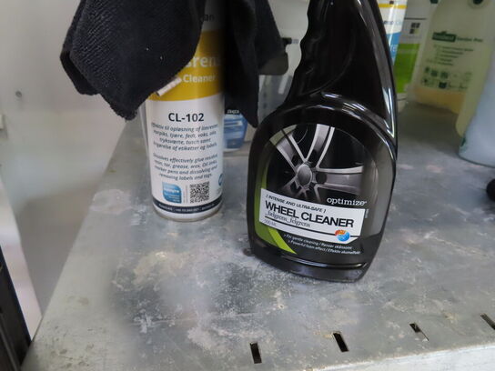 Stålreol med indhold 