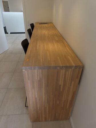 Højbord med 3 stole 300x61 cm. 