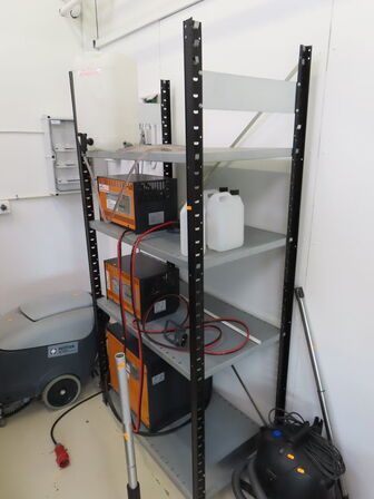 Stålreol uden indhold