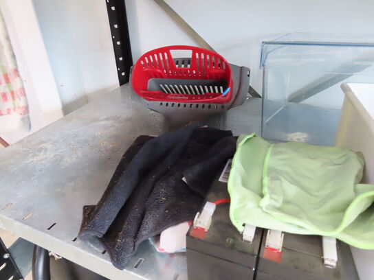 Stålreol med indhold 