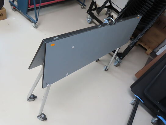 Foldbart bord på hjul