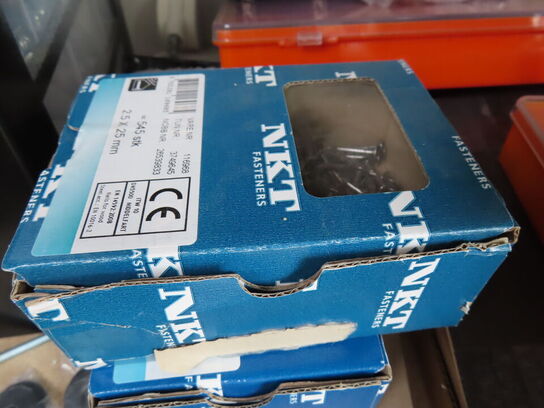 Reol med indhold (Se billeder)