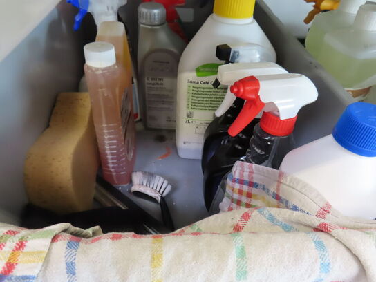 Stålreol med indhold 