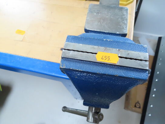 Arbejdsbord med Skruetvinge og væghængt værktøj