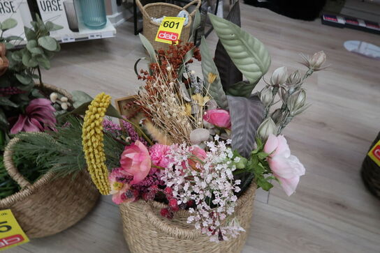 2 kurve med diverse kunstige blomster 
