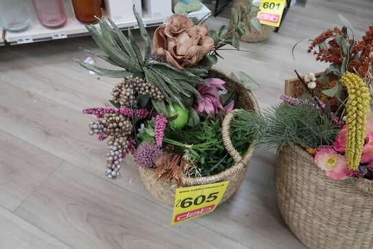 2 kurve med diverse kunstige blomster 