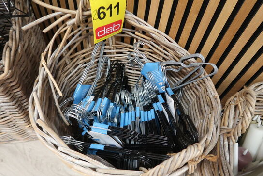 Kurv med 30 pk. Bøjler 