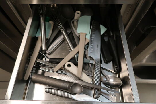 Rustfri opbevaringsbord GGM GASTRO med indhold (uden maskiner)