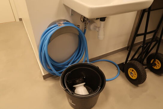 Sæbedispenser, papirdispenser samt vandslange
