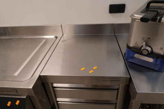 Rustfri opbevaringsbord GGM GASTRO med indhold (uden maskiner)