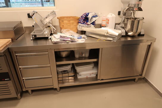 Rustfri opbevaringsbord GGM GASTRO med indhold (uden maskiner)