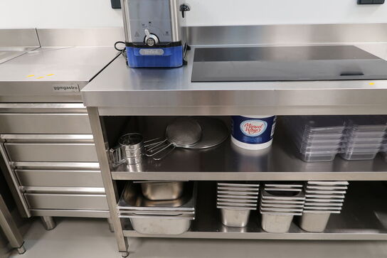 Rustfri opbevaringsbord GGM GASTRO med indhold (uden maskiner)