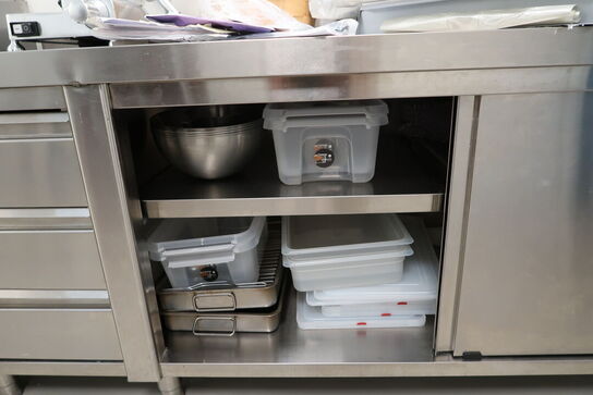 Rustfri opbevaringsbord GGM GASTRO med indhold (uden maskiner)