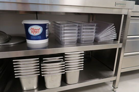 Rustfri opbevaringsbord GGM GASTRO med indhold (uden maskiner)