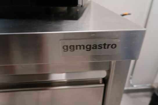 Rustfri opbevaringsbord GGM GASTRO med indhold (uden maskiner)