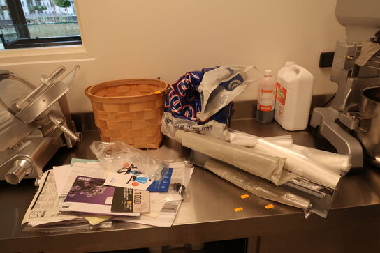 Rustfri opbevaringsbord GGM GASTRO med indhold (uden maskiner)