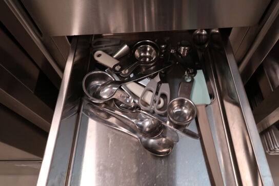 Rustfri opbevaringsbord GGM GASTRO med indhold (uden maskiner)