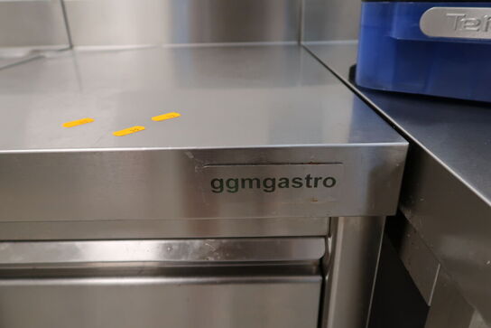 Rustfri opbevaringsbord GGM GASTRO med indhold (uden maskiner)