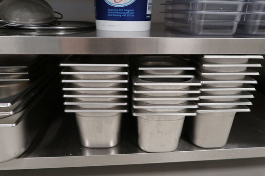 Rustfri opbevaringsbord GGM GASTRO med indhold (uden maskiner)