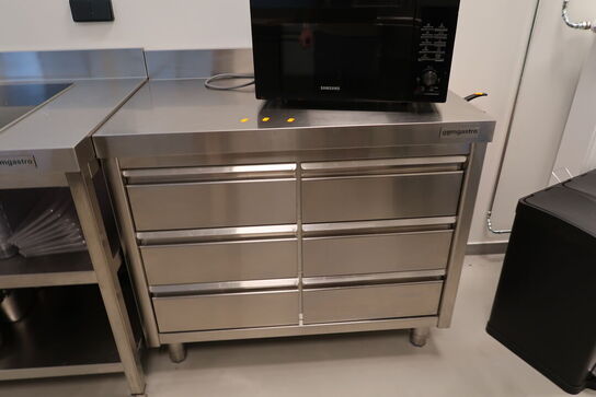 Rustfri opbevaringsbord GGM GASTRO med indhold (uden maskiner)