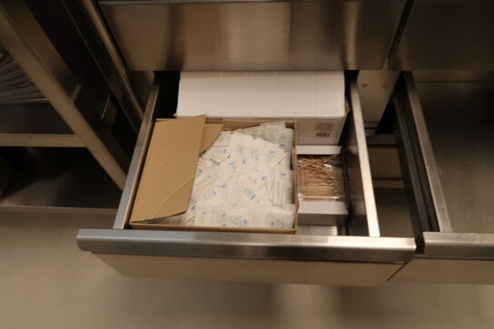 Rustfri opbevaringsbord GGM GASTRO med indhold (uden maskiner)